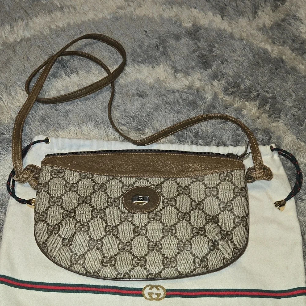 Gucci Signature Monogram Supreme Shoulder Bag in Brown and Cream - Picture 2 of 16